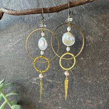 Load image into Gallery viewer, Class and Spice Pearl Earrings